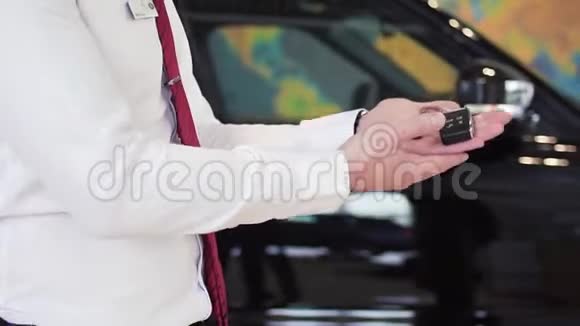 售货员给顾客室内钥匙库存汽车经销商给一个女人车钥匙视频的预览图
