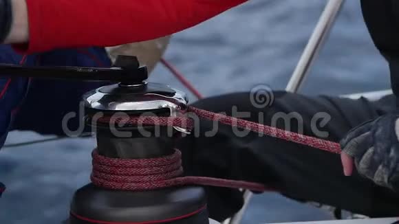水手手拉着游艇绞车上的绳子视频的预览图