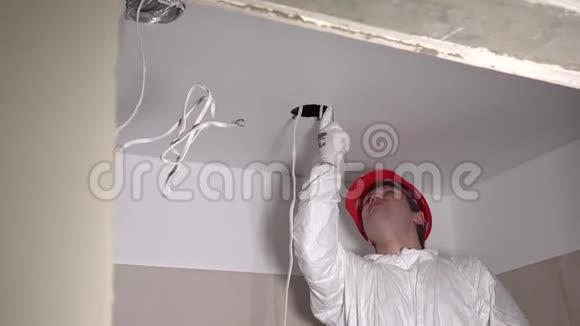 设计人员为电气安装在天花板石膏板上打洞视频的预览图