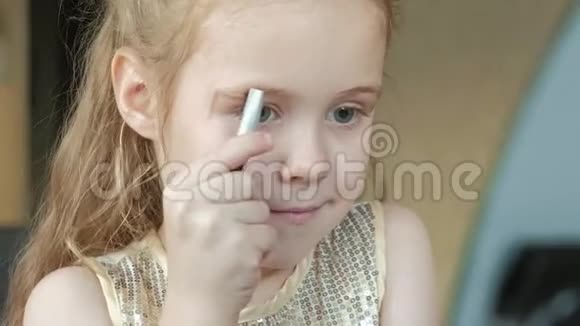 头发红的小女孩用眉笔画眉毛照镜子化妆脸时尚风格视频的预览图