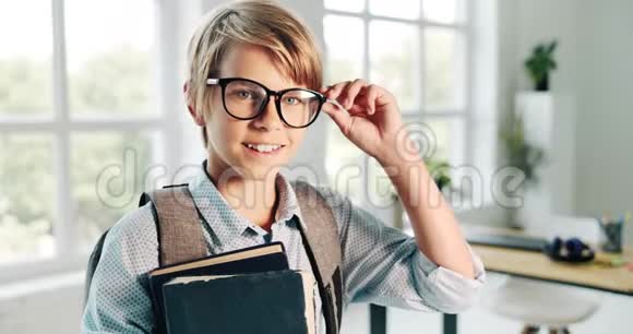 带着眼镜的英语书的男孩视频的预览图