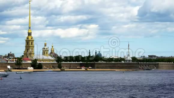 时间流逝彼得和保罗堡垒和涅瓦河全景在历史中心的圣彼得堡俄罗斯视频的预览图