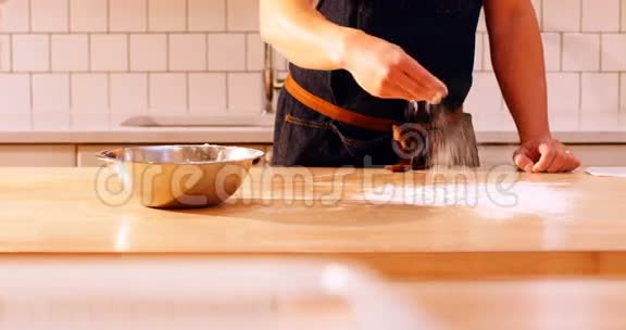 厨师在桌子上铺面粉视频的预览图