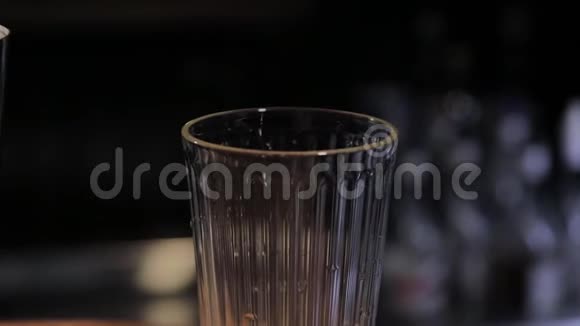 酒吧柜台上准备饮料的鸡尾酒摇瓶和烧杯关闭鸡尾酒酒吧用具摇床和视频的预览图