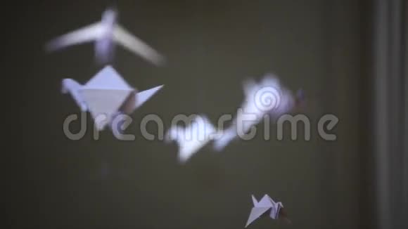许多折纸鸟排成一排视频的预览图