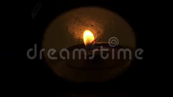 一支蜡烛缓缓发出的微光视频的预览图