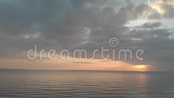 在乌云密布的日落中飞过大海视频的预览图