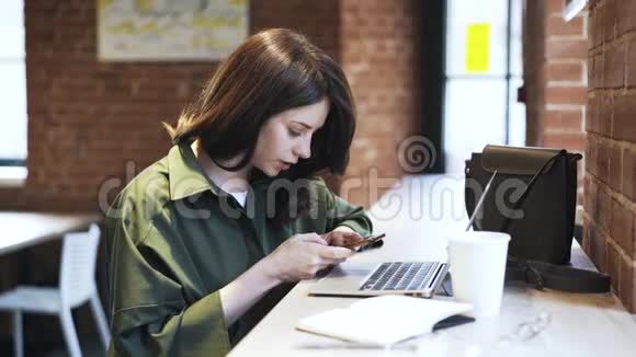 年轻女子在咖啡馆里唱歌发短信视频的预览图