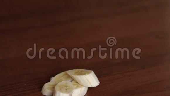 棕色背景下香蕉切片的特写视频的预览图