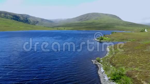 苏格兰高地美丽的蓝色湖泊空中无人机飞行视频的预览图
