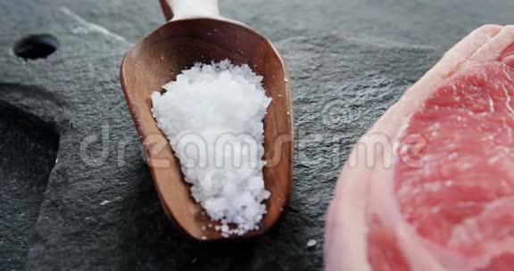 三叶草盐和辣椒视频的预览图