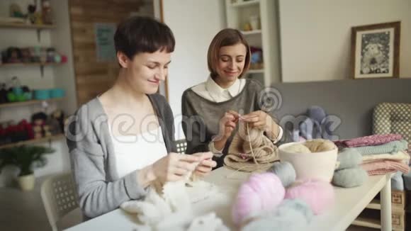 两个编织工在纺织车间工作女人休闲编织视频的预览图