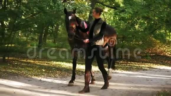 秋天在森林里和马一起走的漂亮姑娘视频的预览图