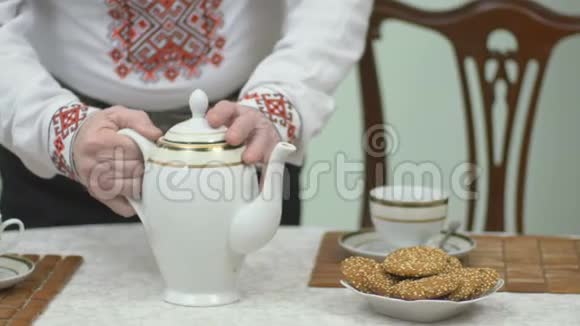 愉快的人把茶倒进杯子里视频的预览图