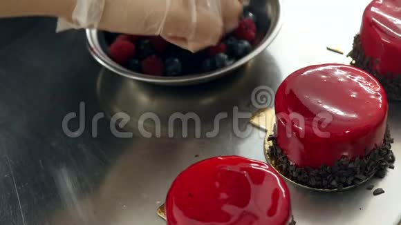 近距离拍摄一个糖果装饰几个单一部分与黑莓蓝莓和覆盆子视频的预览图