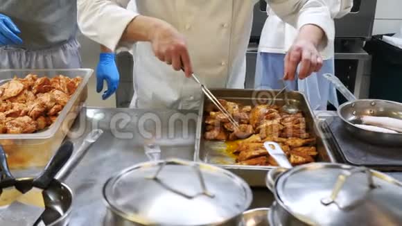 腌制的肉在一个大烤盘上厨师的手变成肉餐厅的厨房大块的肉视频的预览图