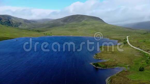 苏格兰高地美丽的蓝色湖泊空中无人机飞行视频的预览图