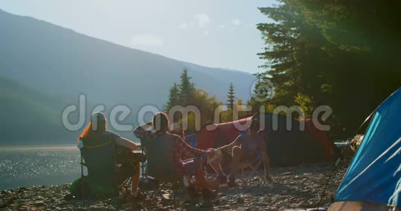 一群朋友在河边露营4k视频的预览图