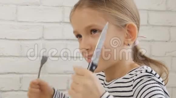 孩子在厨房吃早餐孩子吃健康食品鸡蛋女孩吃蔬菜视频的预览图