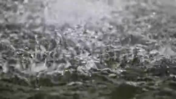 雨水溅到水面上视频的预览图