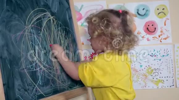 创造性的孩子在黑板上画两个粉笔视频的预览图