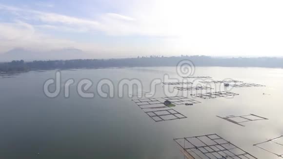 山湖漂浮罗非鱼笼空中无人机射击视频的预览图