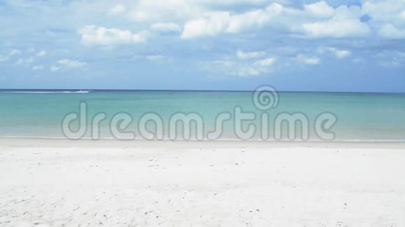 安达曼海的热带沙滩多云的蓝天夏季阳光下海水清澈的Karon海滩风景视频的预览图