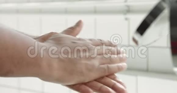 混血男人刮胡子后手里拿着乳液视频的预览图
