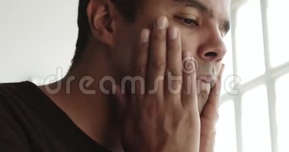 混血男人刮胡子前摸了摸他的脸和胡子视频的预览图