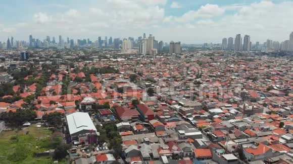 雅加达市郊区的空中全景印度尼西亚视频的预览图