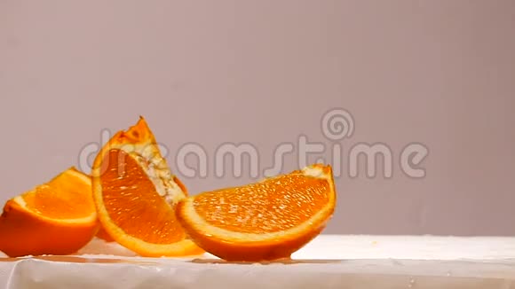 新鲜多汁的橘红色水果片视频的预览图