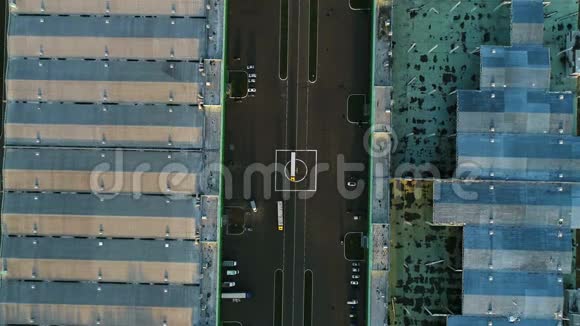 大型仓库之间的空中观景直升机停机坪视频的预览图