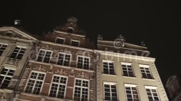 波兰格丹斯克2018年11月23日晚上在格丹斯克的长巷建筑视频的预览图