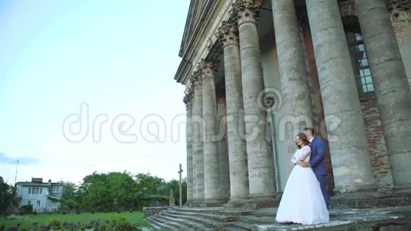 可爱的新婚夫妇站在城堡附近慢慢地视频的预览图