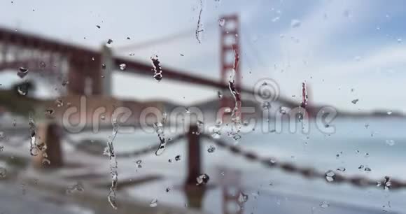 金门大桥玻璃水滴视频的预览图