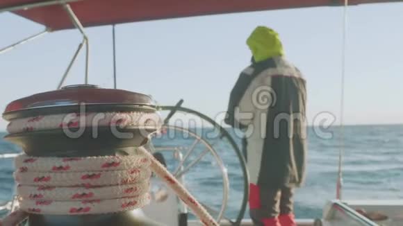 在帆船上的男船上视频的预览图