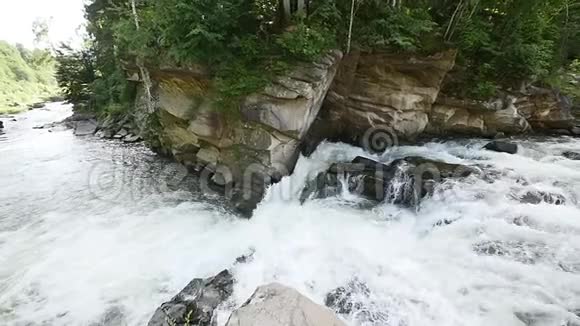 在这座山上美丽的景色中一条河流流过岩石慢动作视频的预览图