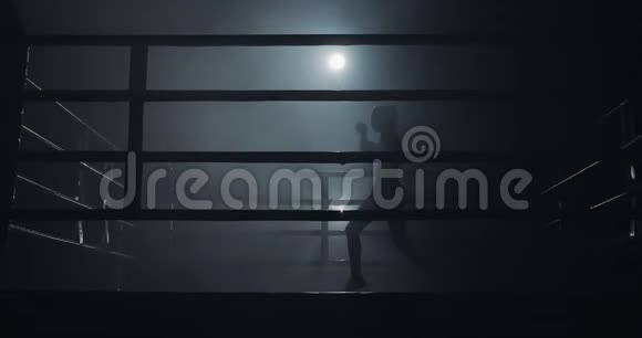 女拳击手在黑暗中训练慢动作剪影拳击概念视频的预览图