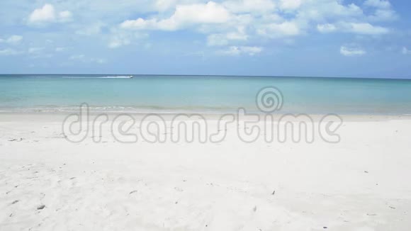 安达曼海的热带沙滩多云的蓝天夏季阳光下海水清澈的Karon海滩风景视频的预览图