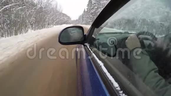 冬天在乡间公路上开车侧视后视镜视频的预览图