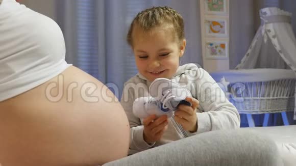 小女儿和她年轻怀孕的母亲视频的预览图