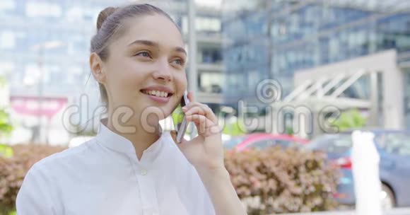 可爱的女孩在城市背景下讲电话视频的预览图