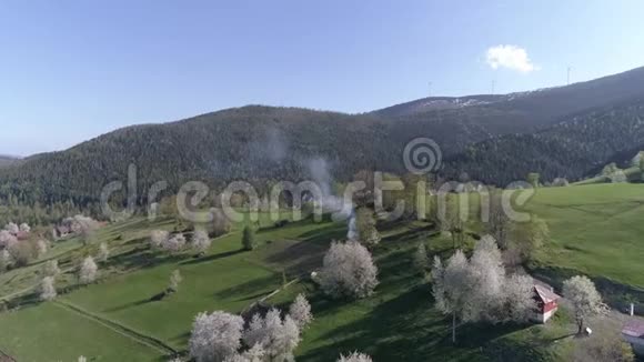 罗马尼亚特兰西瓦尼亚一些特殊山谷的鸟瞰图有山村视频的预览图