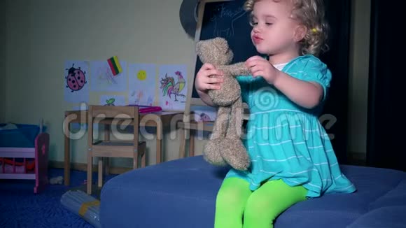 有趣的小女孩为最好的朋友毛绒玩具熊讲述故事情绪问题视频的预览图