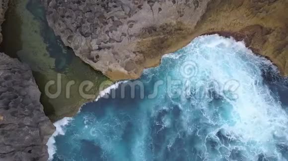 天使Billabong自然游泳池在热带岛屿的岩壁上发生了大的蓝海波浪4航空旅行指南视频的预览图