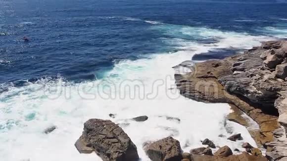 澳大利亚太平洋海浪撞击在岩石上视频的预览图