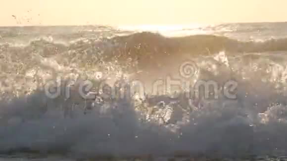 巨大的强波撞击到巨大的岩石中海上风暴大浪在岩石海岸上破碎白沫在水面上视频的预览图