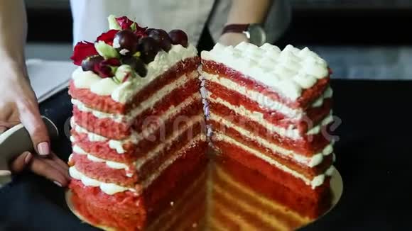 糖果手把红色装饰的蛋糕切成两部分视频的预览图