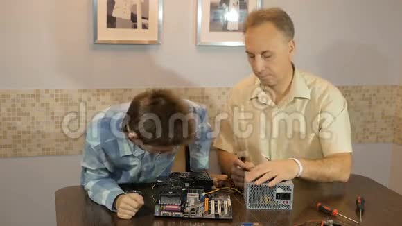 爸爸教儿子一个十几岁的孩子电脑里什么主板处理器电源视频的预览图
