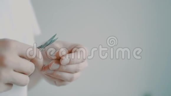 女人手用指甲剪剪指甲家里的手法视频的预览图